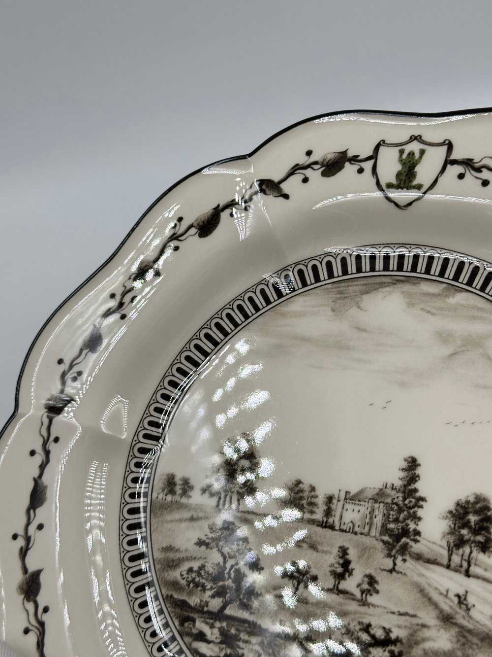 Тарелка Wedgwood «Зелёная лягушка» («View of the Shepherds Lodge, Envil, Staffordshire»)