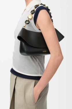 Loewe Средняя сумка Ola из гладкой телячьей кожи, черный