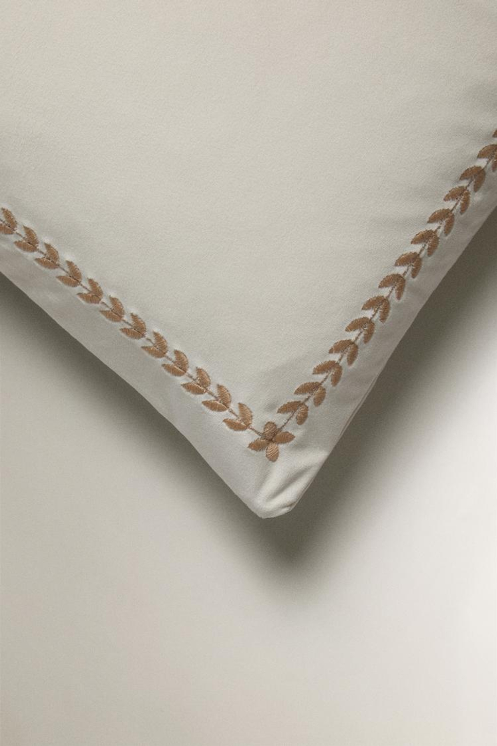 ZARA HOME ЧЕХОЛ ДЛЯ ДЕКОРАТИВНОЙ ПОДУШКИ С КОНТРАСТНОЙ КАЙМОЙ, КРЕМОВЫЙ