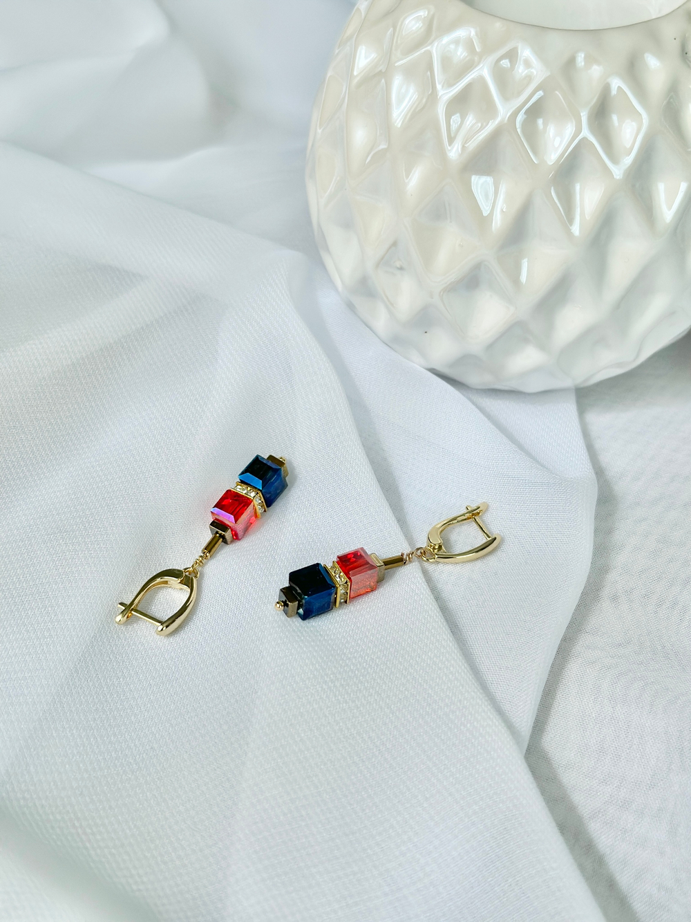 Серьги из красных и синих кубиков Swarovski с кристаллами, оттенок золото