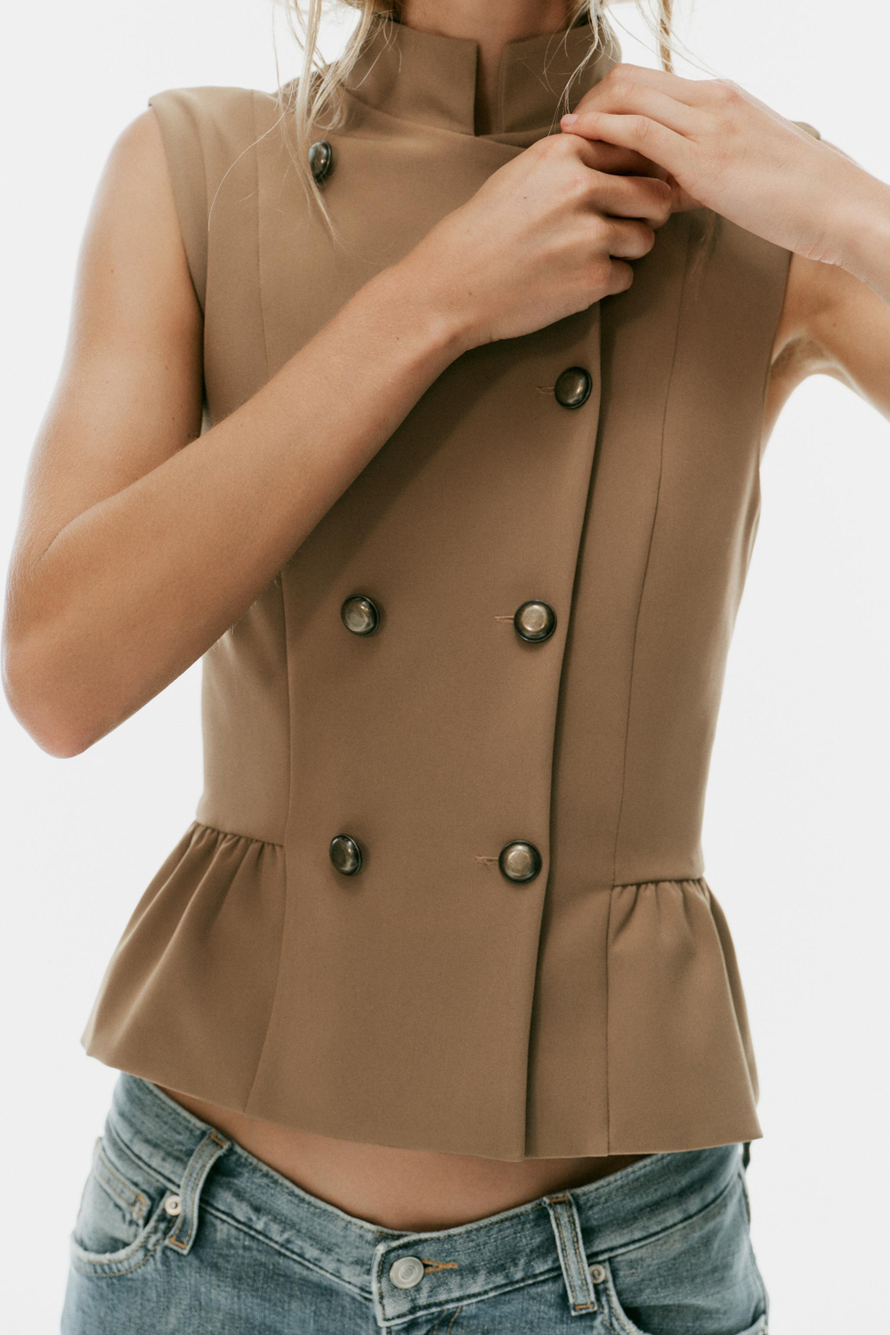 ZARA ТОП С БАСКОЙ И ПУГОВИЦАМИ, ТЕМНО-БЕЖЕВЫЙ