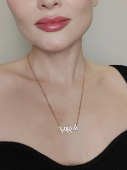 Тонкое колье-цепочка с подвеской-надписью Happy Счастливая со Swarovski в позолоте