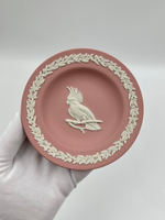 Тарелка декоративная Wedgwood «Попугай Какаду» розовая