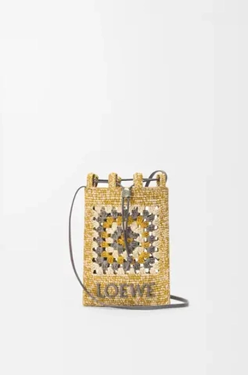 Loewe Сумка-мешок Patch Crochet на шнурке из телячьей кожи и рафии, горчичный