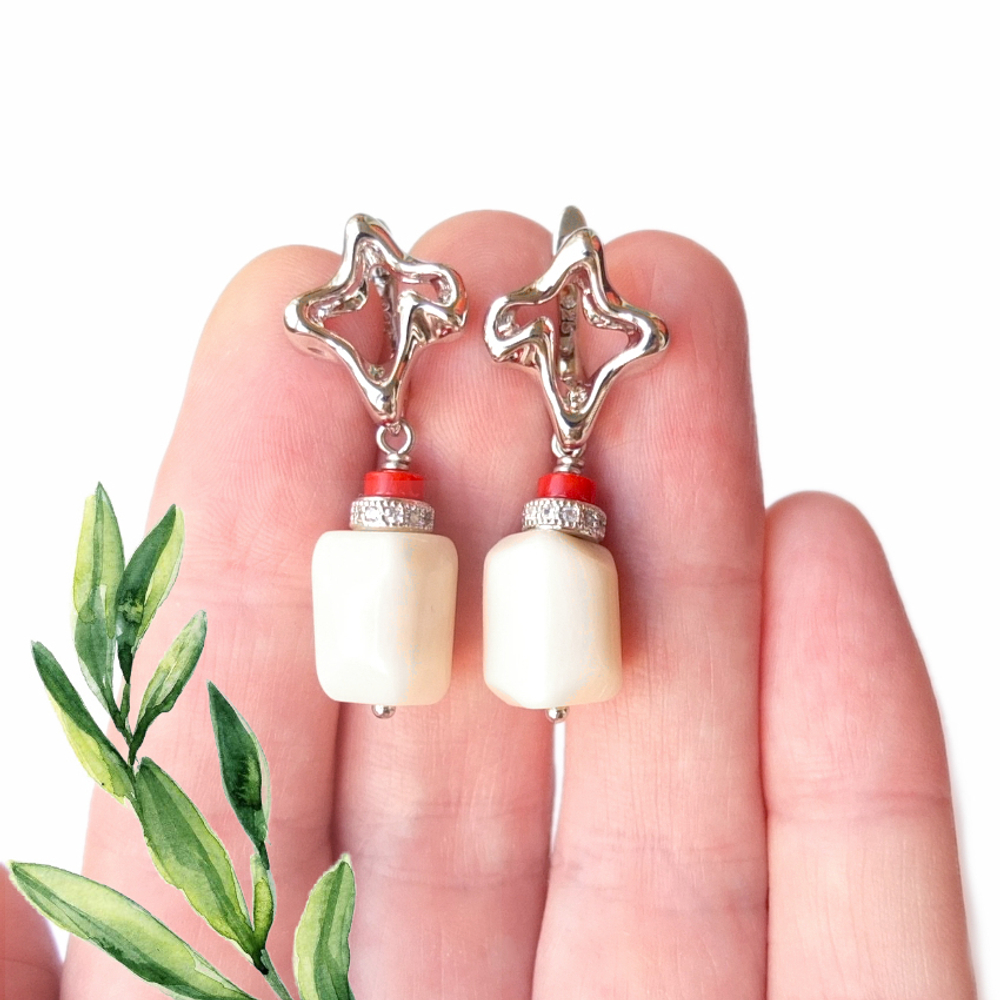 Серьги с белым и красным кораллом и стразами