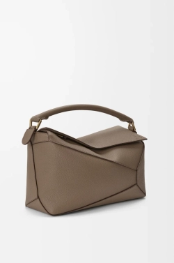 Loewe Сумка среднего размера Puzzle Edge из мягкой зернистой телячьей кожи, серо-коричневый