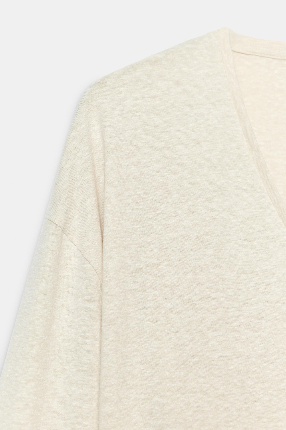 ФУТБОЛКА С V-ОБРАЗНЫМ ВЫРЕЗОМ — ZARA