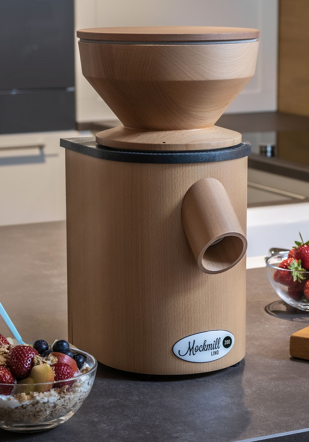 Мукомолка Mockmill Lino 200 жерновая электрическая домашняя мини мельница для помола зерна и производства цельнозерновой муки