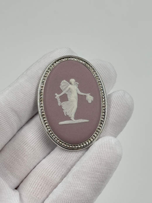 Брошь Wedgwood лиловая