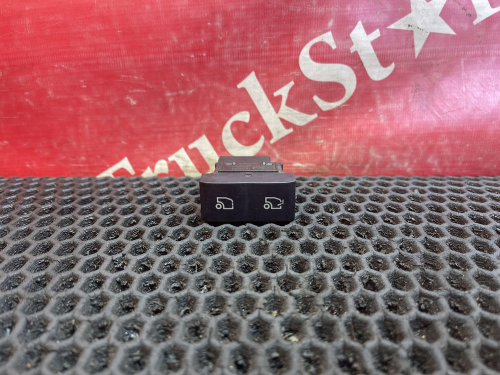 Кнопка люка