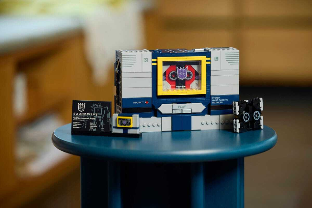 Конструктор LEGO Icons 10358 Transformers: Soundwave