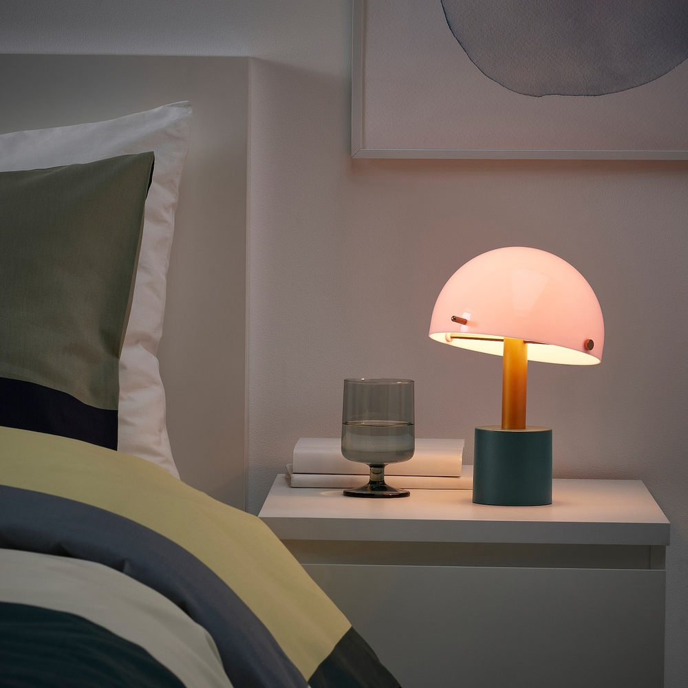 IKEA NÖDMAST  (ИКЕА НÖДМАСТ)  -  Светодиодная лампа на батарейках, светло-розовый/темно-серо-зеленый, 26 см