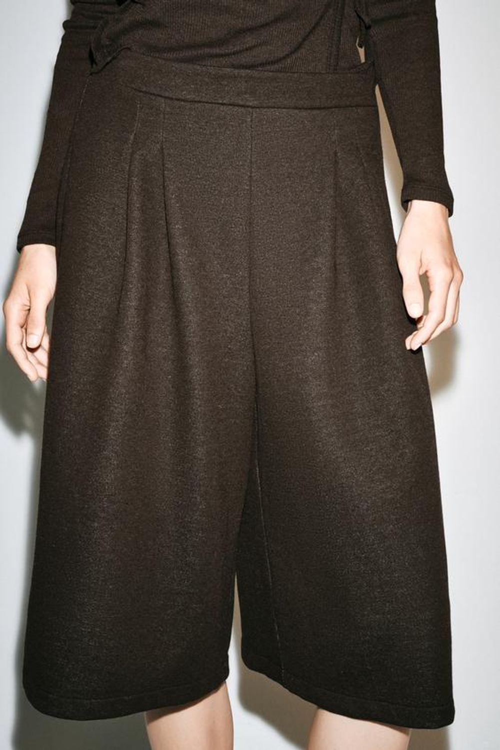 ZARA ШОРТЫ-БЕРМУДЫ ИЗ МЯГКОЙ ТКАНИ С ЗАЩИПАМИ, КОРИЧНЕВЫЙ