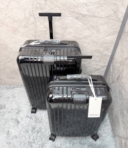 Дорожный чемодан Rimowa Essential Lite