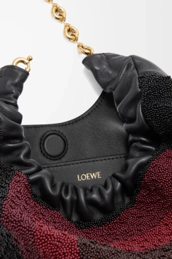 Loewe Мини-сумка-мешок Squeeze из кожи с бисером, черный/бордовый