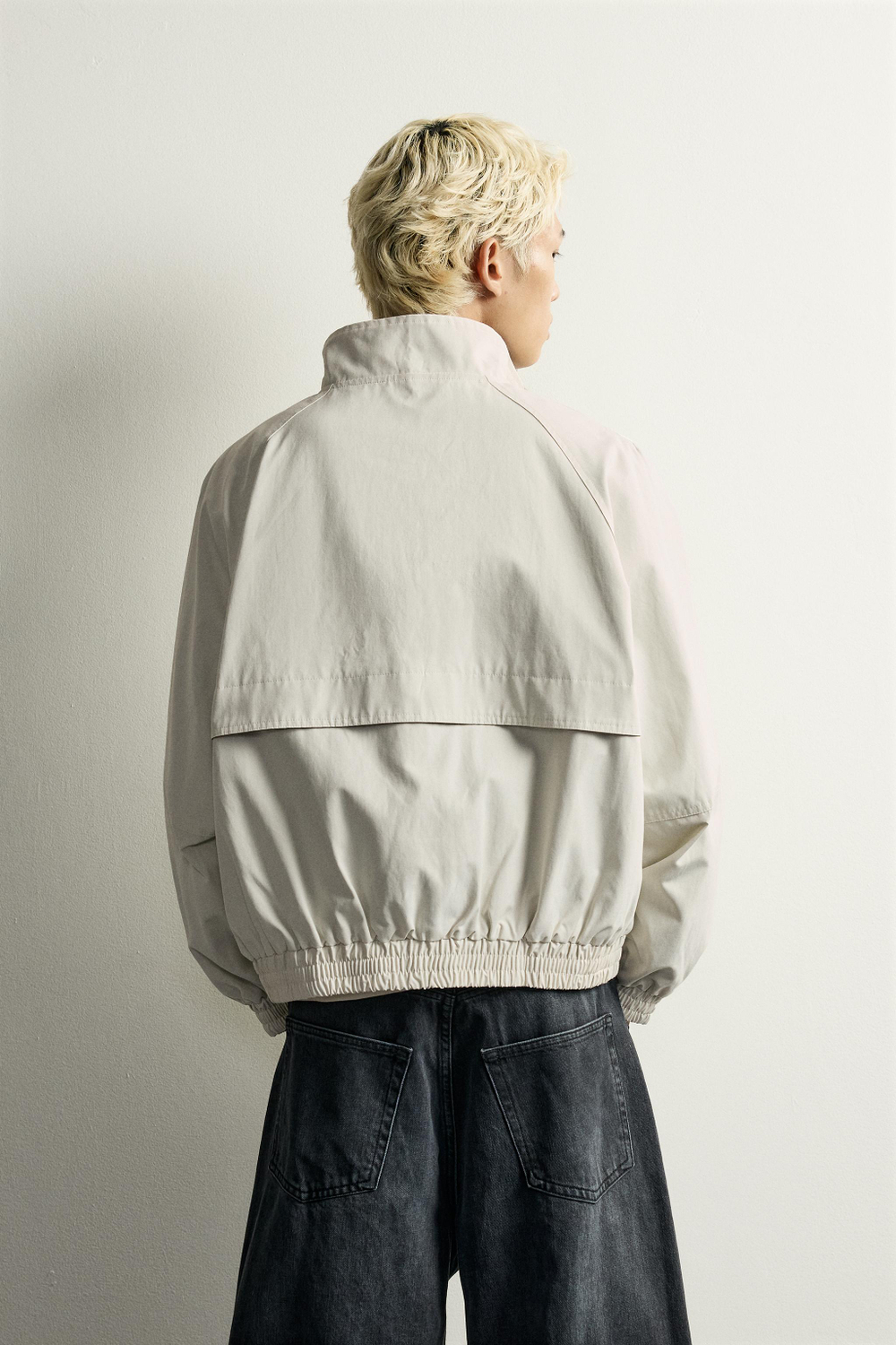 КУРТКА RELAXED FIT С КОНТРАСТНЫМИ ЭЛЕМЕНТАМИ — ZARA