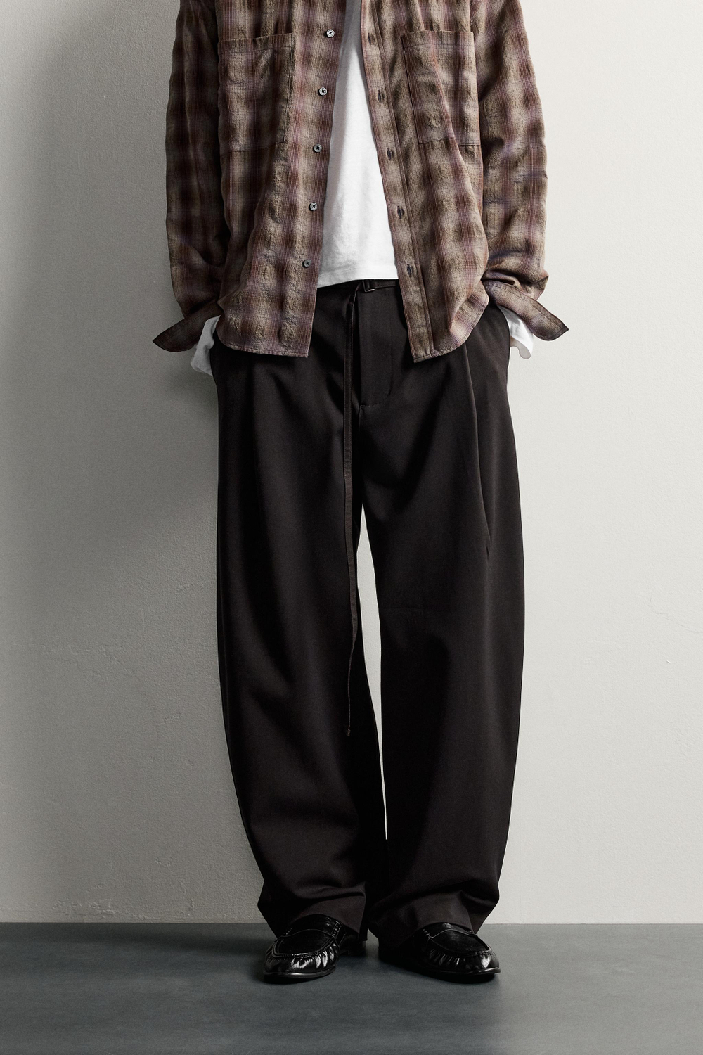 БРЮКИ BALLOON FIT С РЕМНЕМ И ЗАЩИПАМИ — ZARA