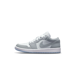 alt="Air Jordan 1 Low WMNS Wolf Grey DC0774-105 белые с серыми накладками вид сбоку на белом фоне"