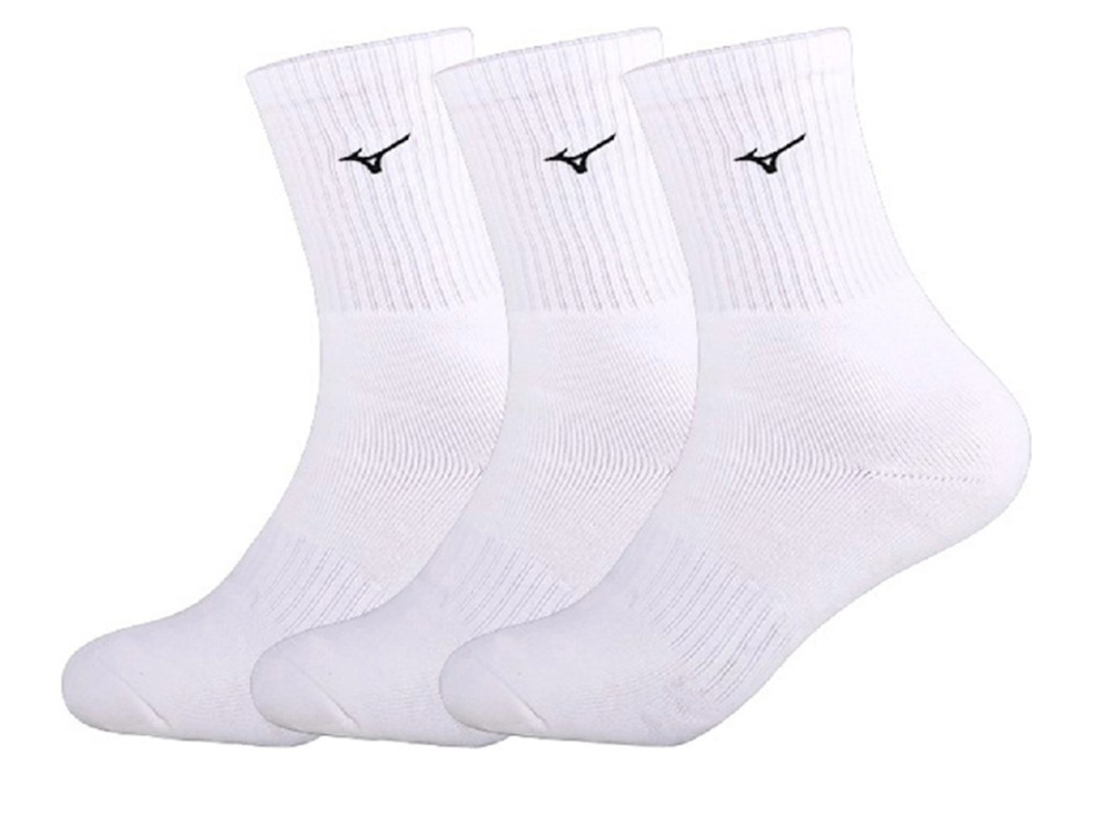 Три пары белых носков Mizuno Training Crew Socks, сложенные стопкой на нейтральном фоне, логотип Mizuno на резинке.