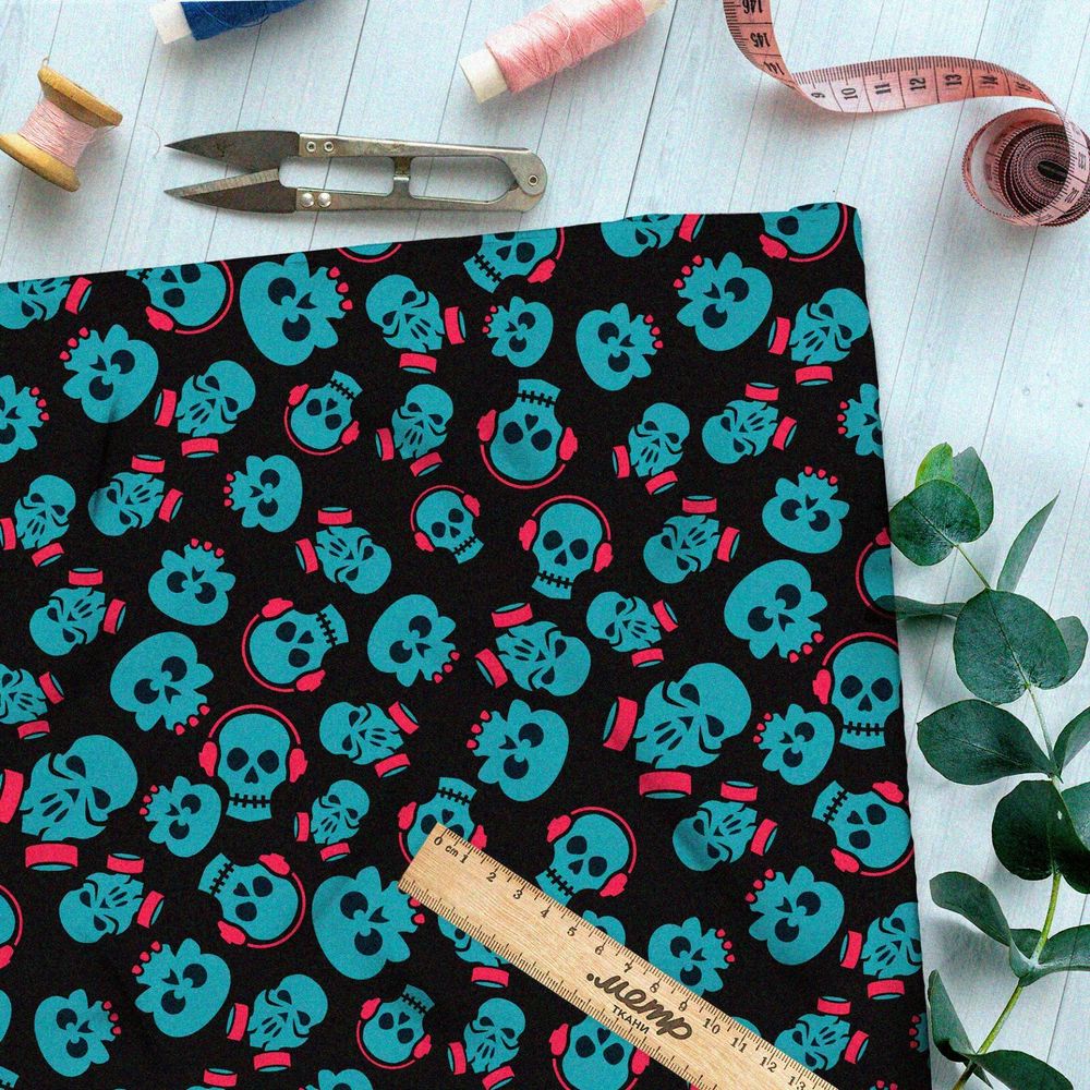 Ткань флис зелёные черепа в розовых наушниках и респираторах