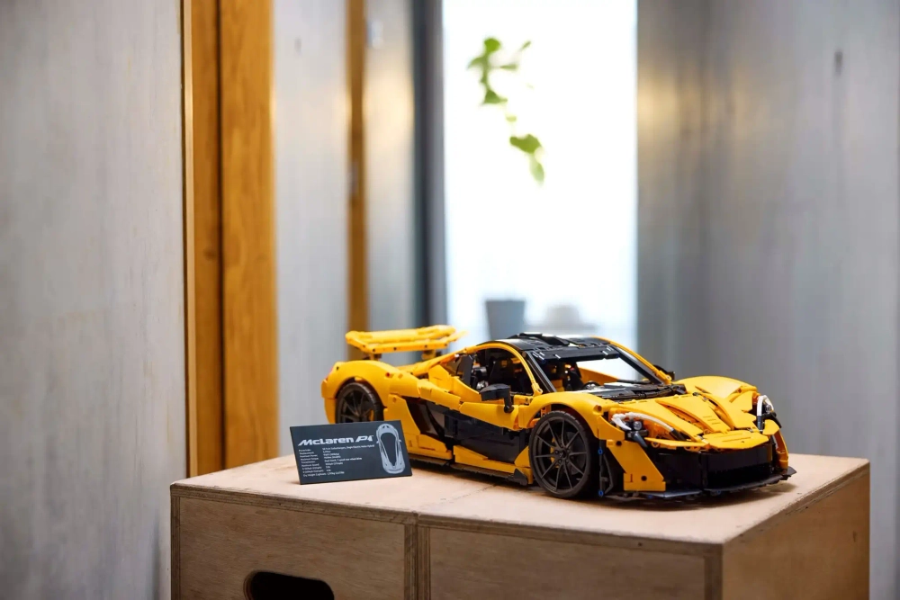 Конструктор LEGO Technic 42172 McLaren P1