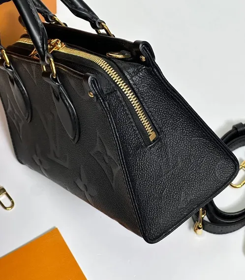 Сумка-тоут LOUIS VUITTON On The Go East West со съемным ремнем-цепочкой с плетёной отделкой из кожи