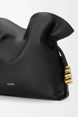Loewe Сумка-клатч среднего размера Coil Flamenco из телячьей кожи наппа, черный