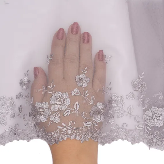 Вышивка на сетке серая (правая) 18 см