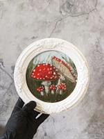 Картина в круглой рамке Мухоморы