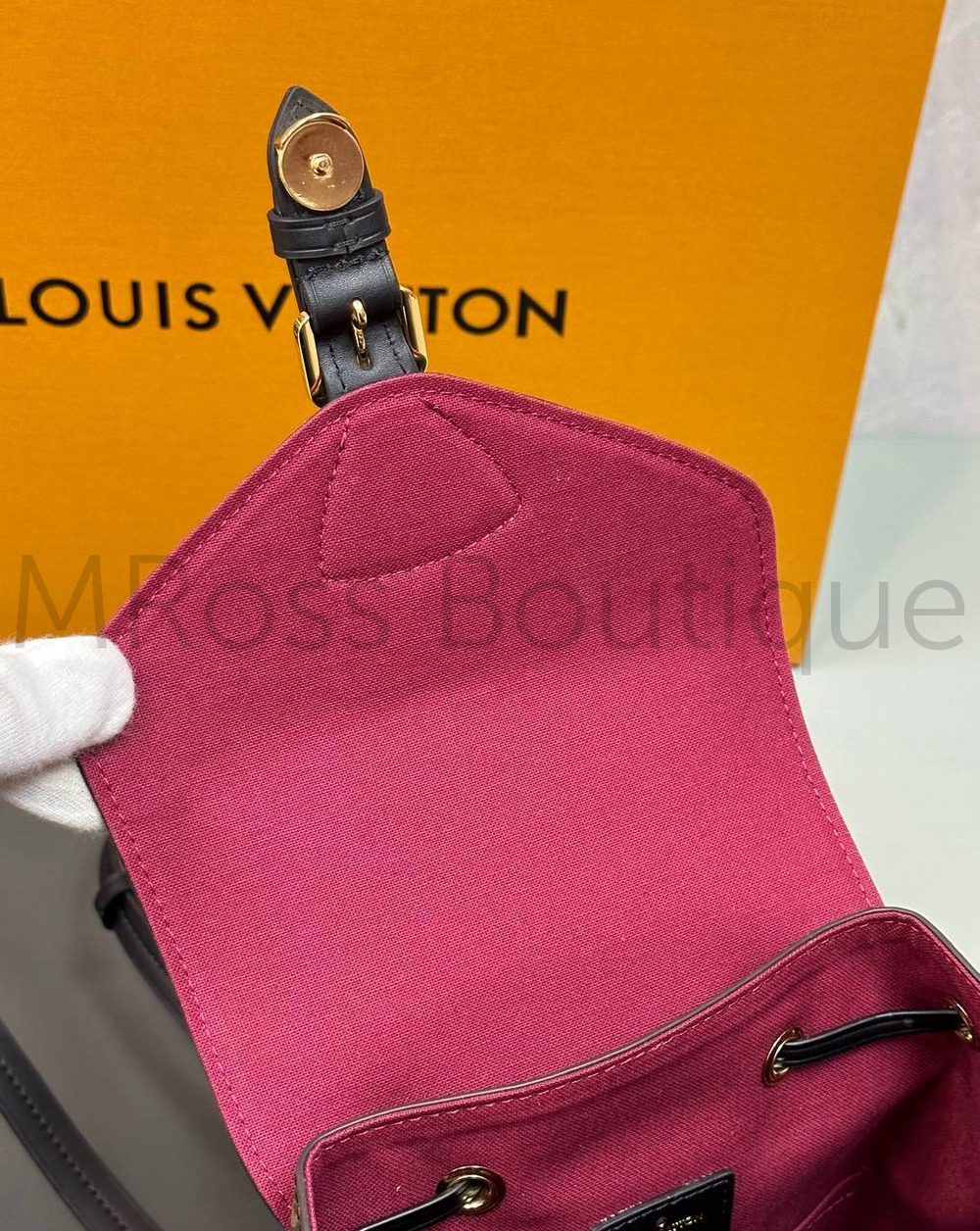 Рюкзак Montsouris Louis Vuitton Canvas Monogram с черным клапаном из кожи