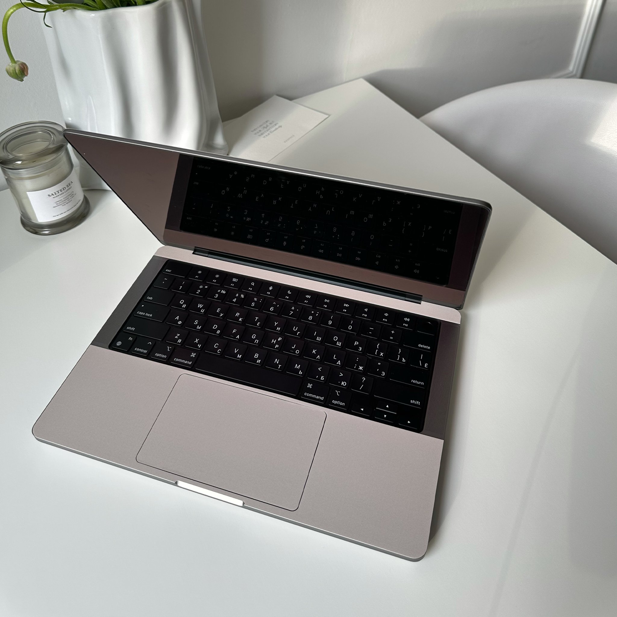 Виниловая наклейка BEIGE для MacBook