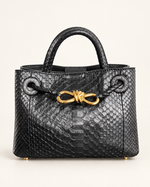 Чёрная Bottega Veneta Andiamo Mini с тиснением под питона — основной ракурс