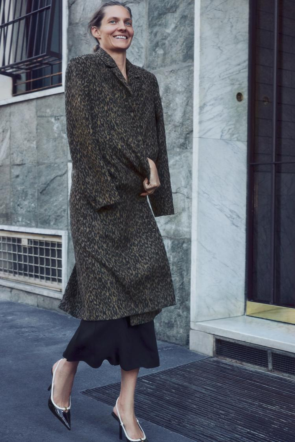 ZARA ДЛИННОЕ ПАЛЬТО С АНИМАЛИСТИЧЕСКИМ ПРИНТОМ — ZW COLLECTION, ЛЕОПАРДОВЫЙ/НЕЖНО-КОРИЧНЕВЫЙ