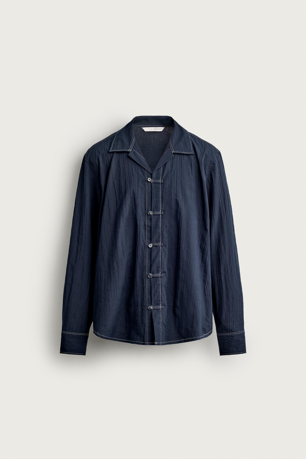 РУБАШКА СВОБОДНОГО КРОЯ С ЗАСТЕЖКОЙ НА ТЕКСТИЛЬНЫЕ ПЕТЛИ — ZARA