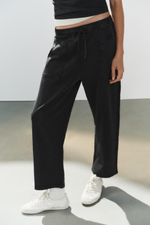 ХЛОПКОВЫЕ БРЮКИ С КАРМАНАМИ — ZARA
