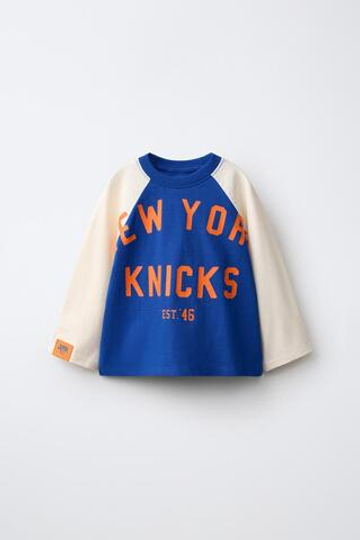 ZARA ФУТБОЛКА С ДЛИННЫМИ РУКАВАМИ РЕГЛАН NBA — NYC KNICKS, ЯРКО-СИНИЙ