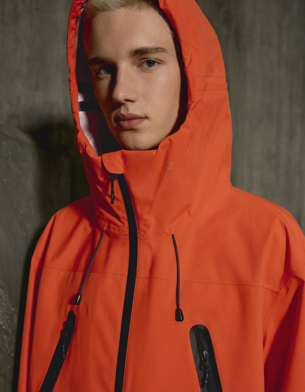 Женская водонепроницаемая техническая куртка OUT OF CORE - BERSHKA