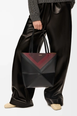 Loewe Средняя складная сумка-тоут Puzzle Fold из телячьей кожи наппа, черный