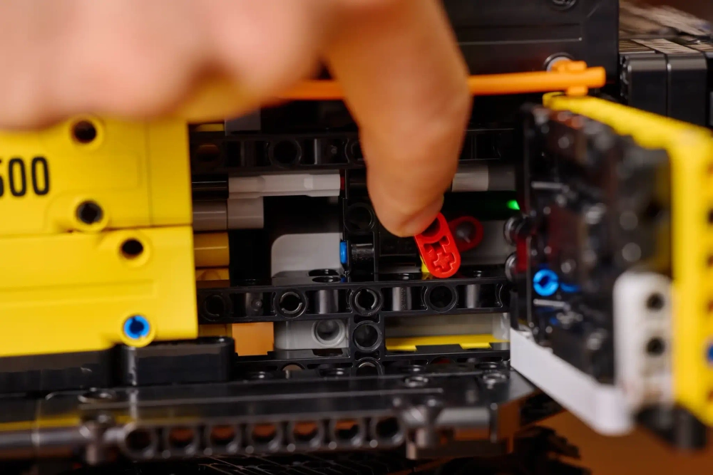 Конструктор LEGO Technic 42215 Гибридный экскаватор Volvo EC500