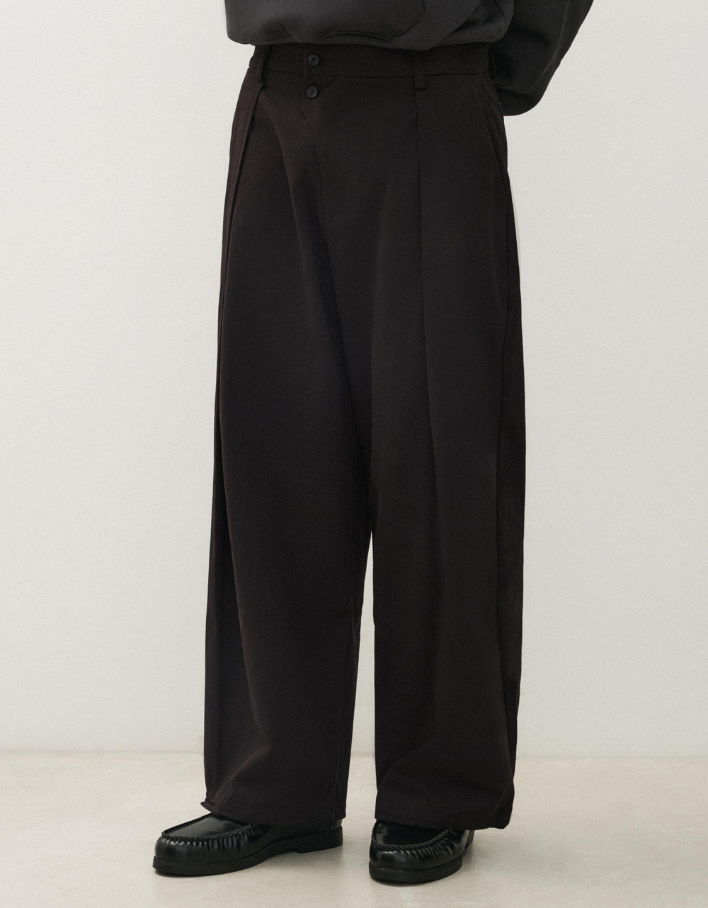 Мужские брюки baggy с перекрёстными складками - BERSHKA