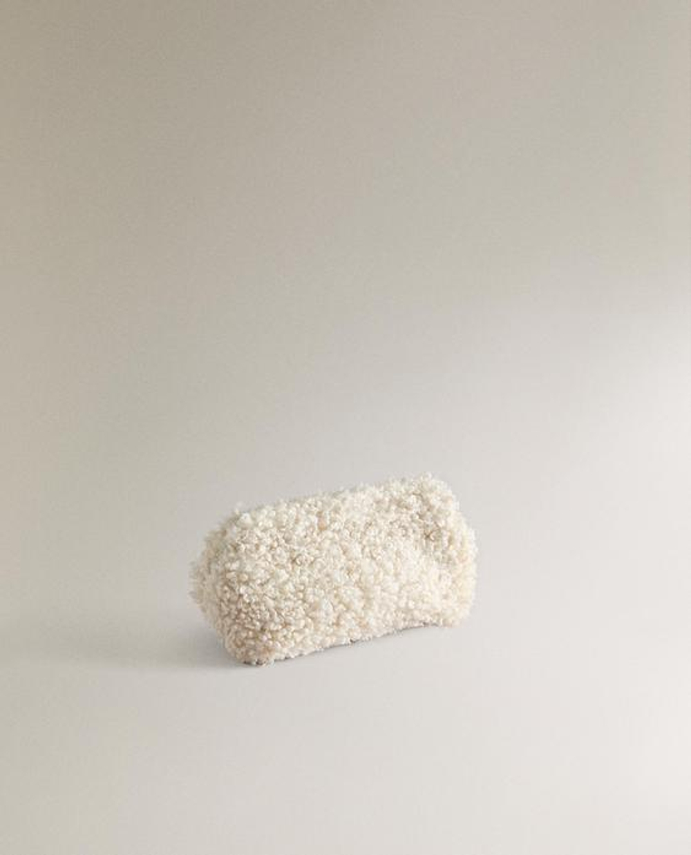 ZARA HOME КОСМЕТИЧКА ИЗ ИСКУССТВЕННОГО МЕХА, ЭКРЮ