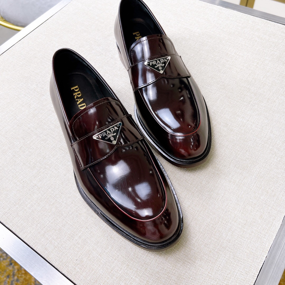 Мужские кожаные лоферы Prada с треугольным логотипом — бордовые — фото 3