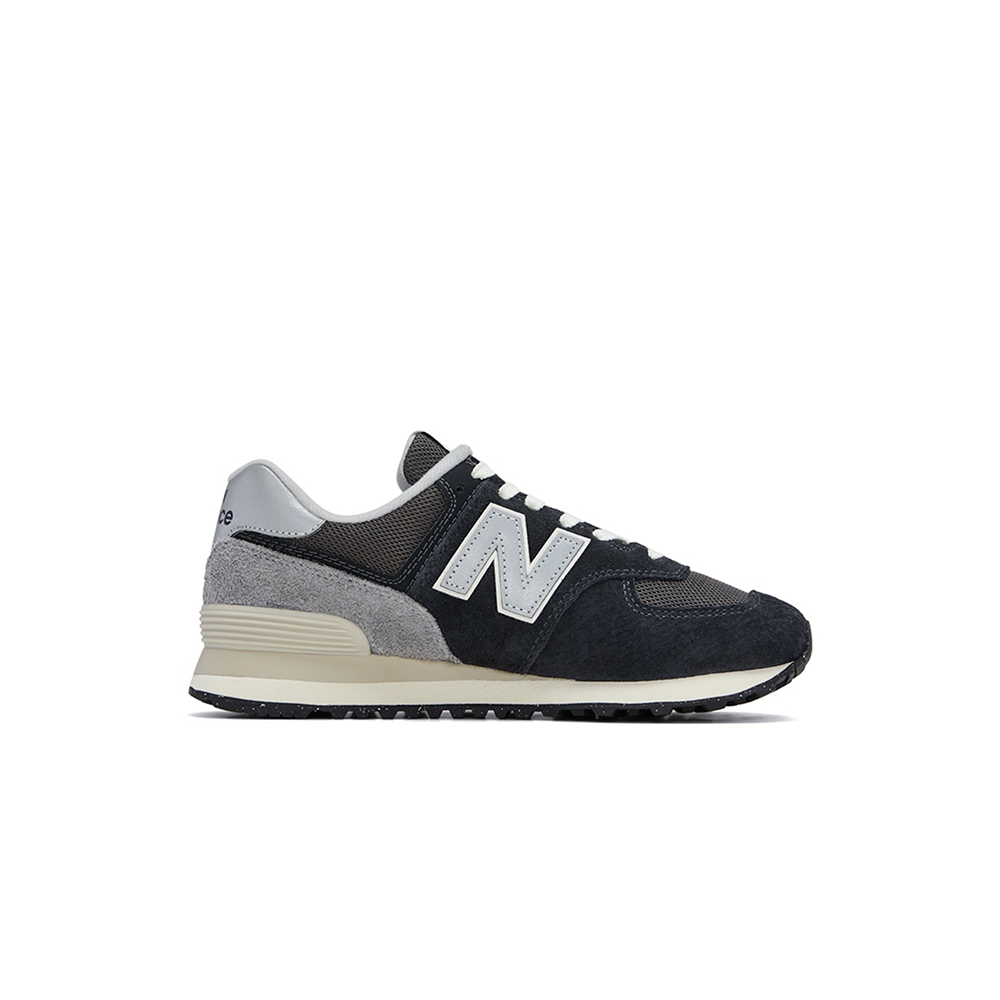 alt="Кроссовки New Balance 574 Grey Black арт. U574LGV1 с замшевым верхом и белым логотипом N вид спереди"