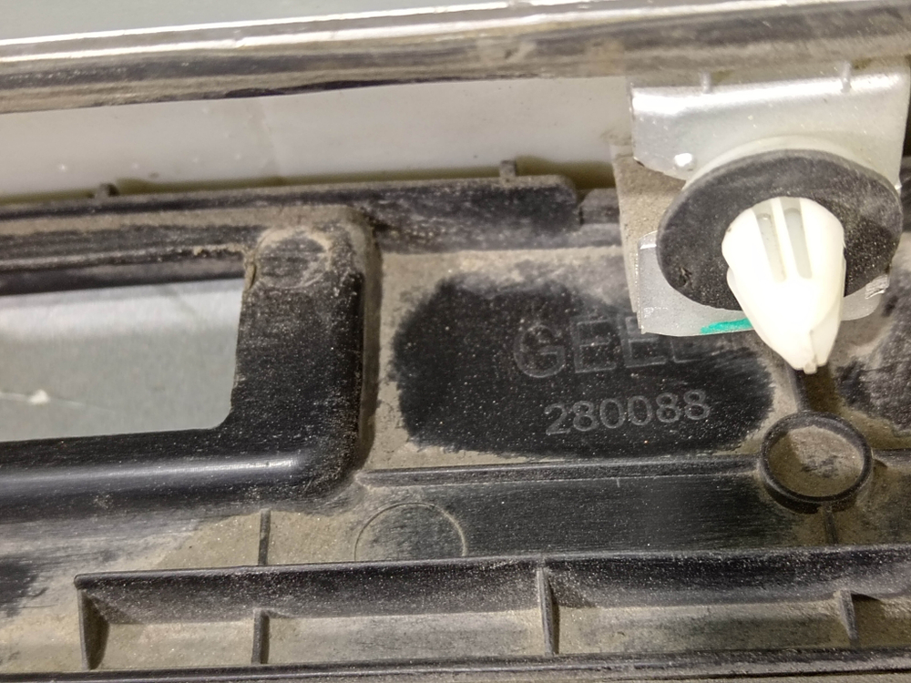 Накладка крышки багажника Geely Coolray 19-24 Б/У Оригинал 5062021800963