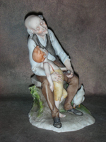 Статуэтка. Фарфор. Дедушка и малыш. Capodimonte. Италия
