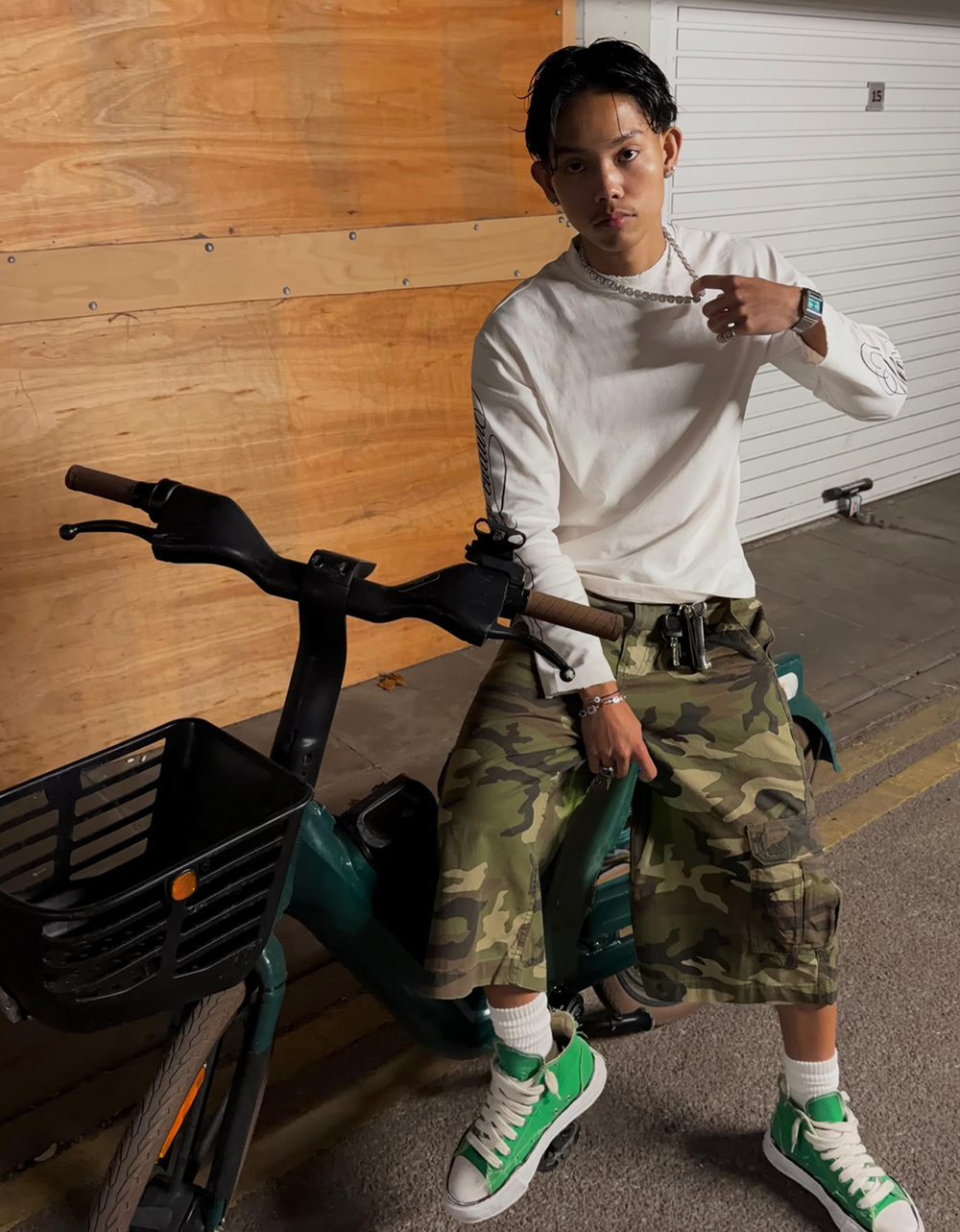 Мужские джинсовые бермуды barrel fit с принтом - BERSHKA