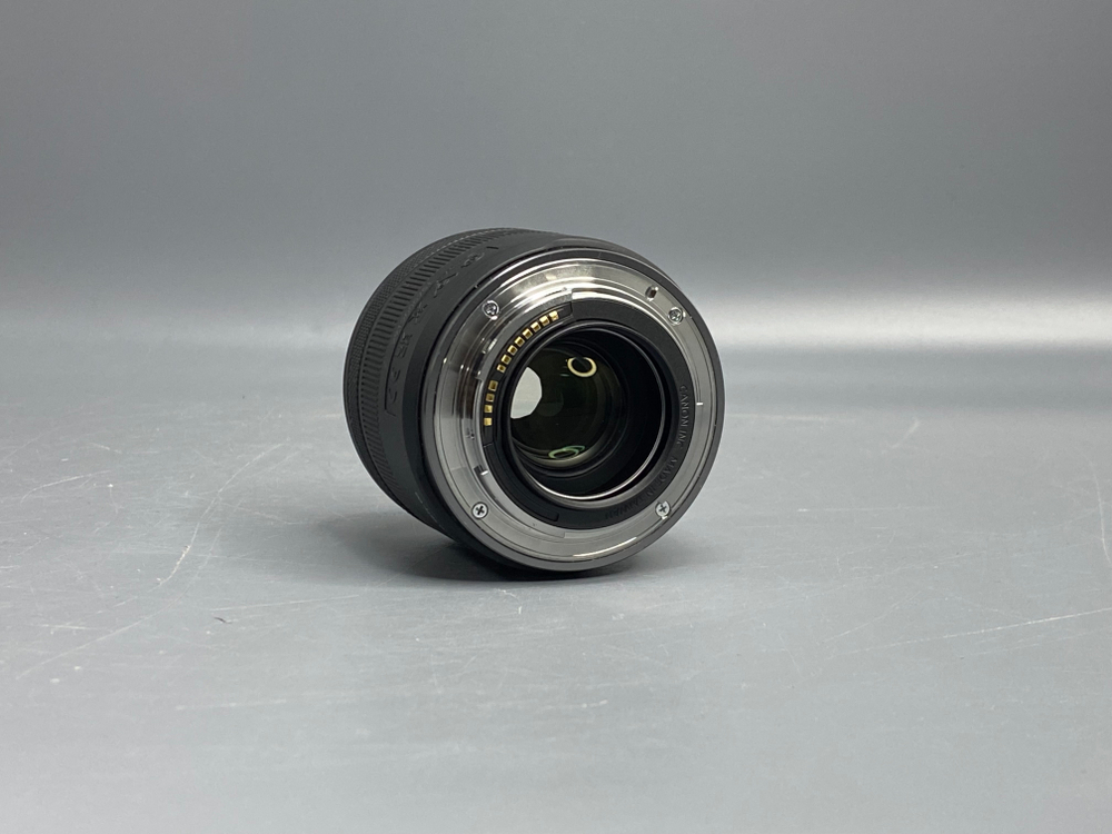 Canon RF 35mm 1.8 STM царапина на линзе.