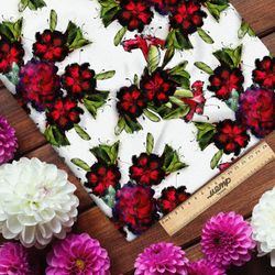 Ткань флис красные цветы с черным фоном