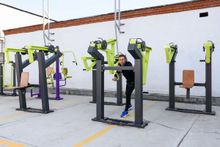 P-1805 Уличный тренажер Тяга к поясу стоя с переменной нагрузкой ZAVODSPORTA
