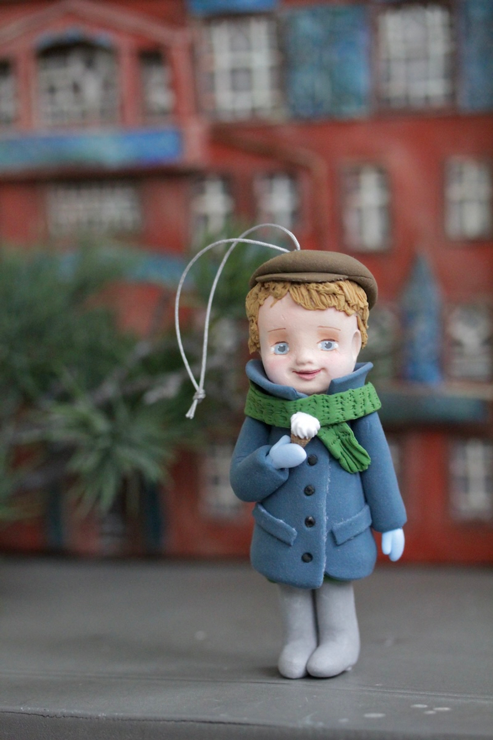 Елочная игрушка Пупсик. Мальчик в пальтишке с мороженым.